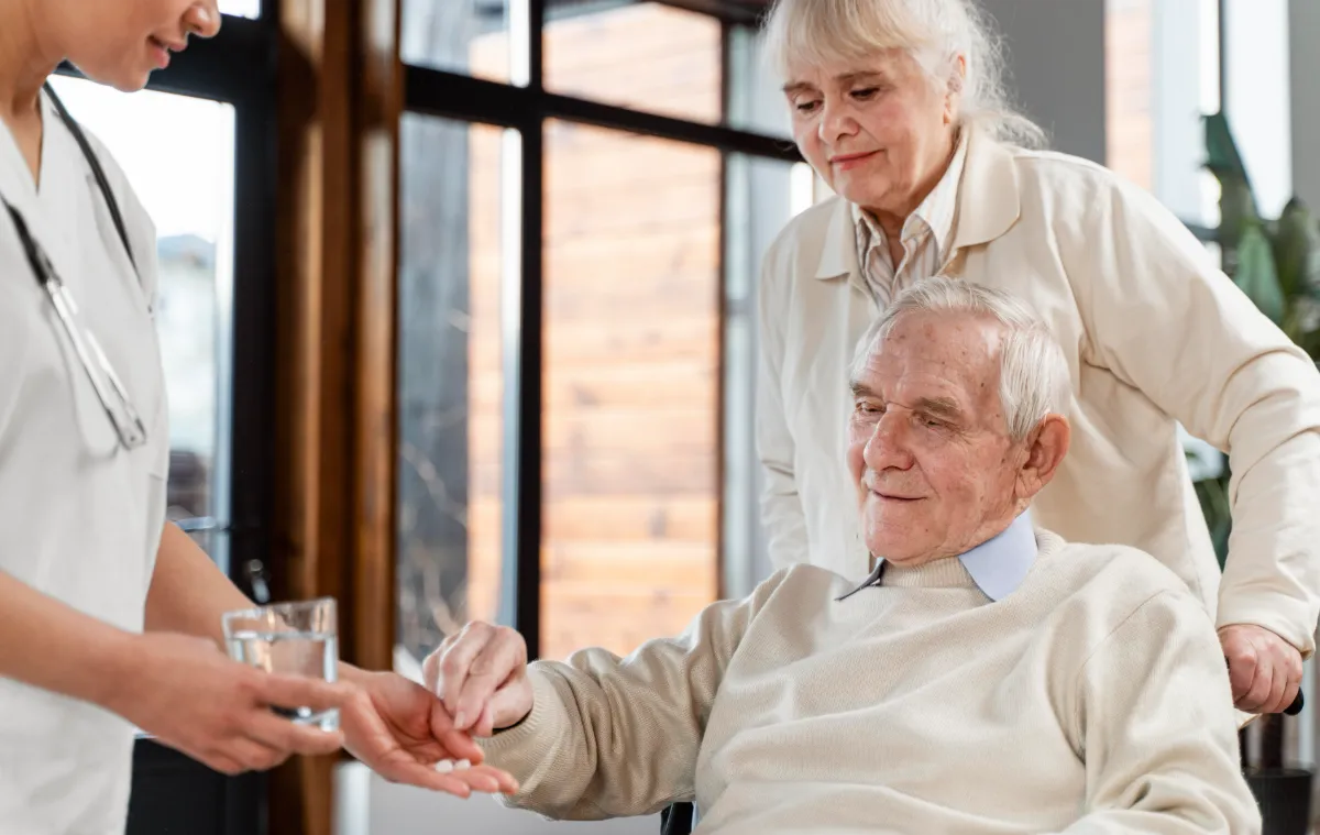 Ärztin gibt einem Senior Medikamente